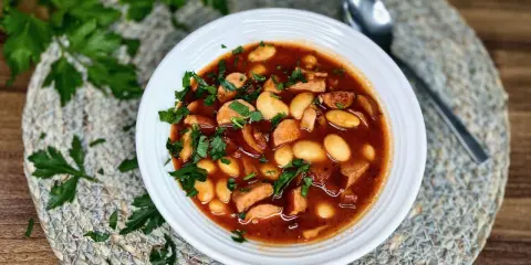 Fasolka po bretońsku: Jaka kiełbasa zapewni najlepszy smak?