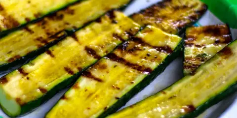 Cukinia z grilla: Przepis na perfekcję i 5 marynat!