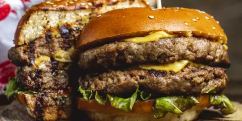 Domowy burger wołowy: Sekret soczystości i smaku. Zrób to sam!