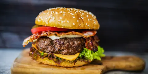 Idealny burger w domu: Jak usmażyć mięso, by było soczyste?