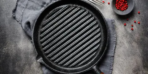 Patelnia na grill: Jaka najlepsza? Wybierz i grilluj jak pro!