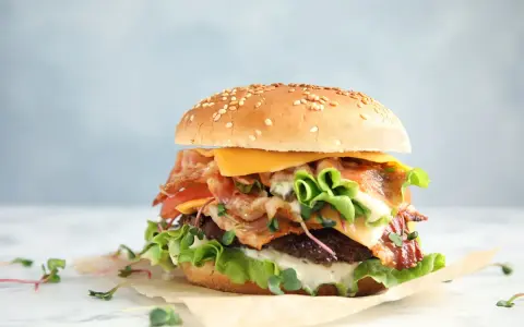 Ile kcal ma burger? Od 250 do 1000+! Sprawdź i wybierz mądrze.
