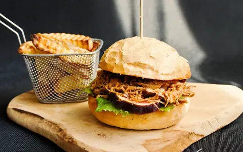 Pulled Pork: Jak zrobić soczystego burgera z szarpaną wieprzowiną?