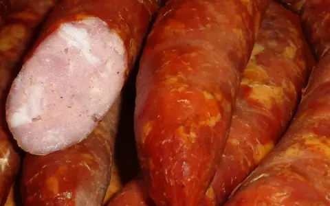 Kiełbasa swojska 10 kg: Sprawdzony przepis na domowy sukces!