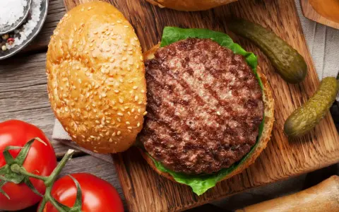 Sekret soczystych burgerów: Jak zrobić je z mięsa mielonego?