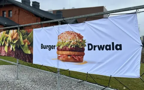 Reklama Burgera Drwala. Pyszny, wielowarstwowy burger z chrupiącym dodatkiem.