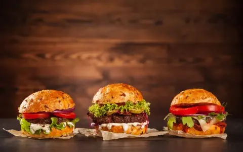 Ile waży hamburger? Waga, kalorie i składniki pod lupą
