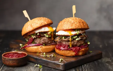 Jak usmażyć burgera na patelni? Poznaj sekret soczystości!
