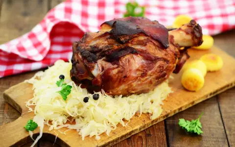 Jak zrobić golonkę w kapuście? Sekret kruchego mięsa i chrupkiej skórki