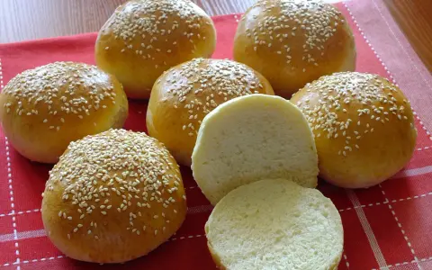 Jak podgrzać bułki do hamburgerów? Chrupiące i miękkie!