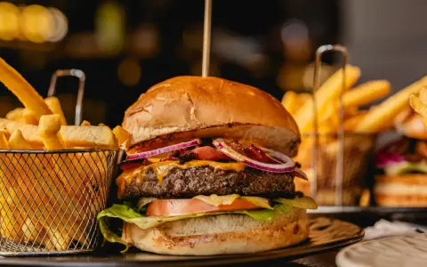 Sekret idealnego burgera: Jak przyprawić mięso wołowe?