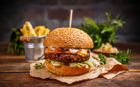 Jak zrobić idealny burger? Soczysty przepis i 5 błędów do uniknięcia