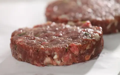 Mięso do burgera: Jak zrobić idealny, soczysty kotlet?