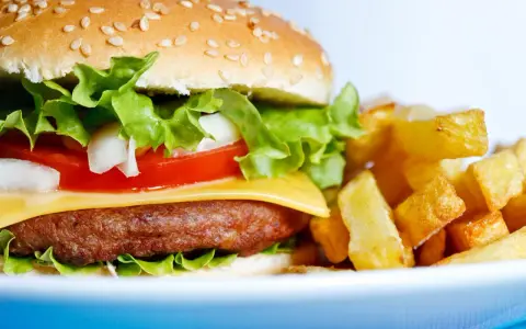 Kaloryczność burgera z frytkami: Jak jeść i nie żałować?