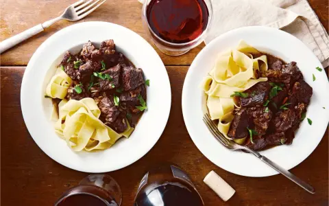 Wołowina po burgundzku: Jak zrobić perfekcyjne Boeuf Bourguignon?