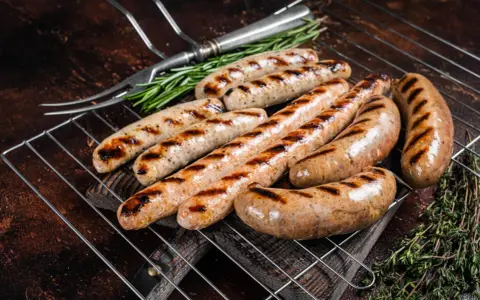 Biała kiełbasa na grillu: Surowa czy parzona? Wybierz idealną!