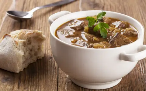 Koniec z twardym gulaszem! Jak zrobić idealnie miękką wołowinę?