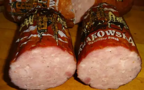 Jak upiec kiełbasę krakowską? Soczysta i chrupiąca z piekarnika