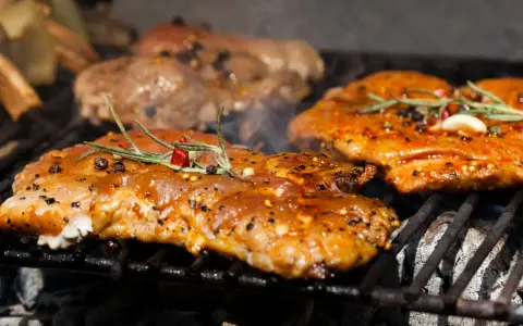 Soczysta karkówka i warzywa grillowane z ziołami i przyprawami.