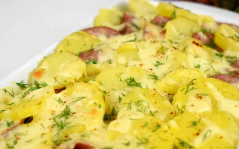 Jak zrobić zapiekankę ziemniaczaną z kiełbasą? Porady mistrza!
