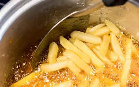 Jak usmażyć chrupiące mrożone frytki na patelni? Bez błędów!