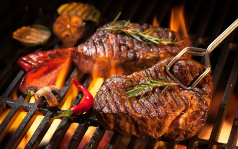 Perfekcyjny stek z grilla: Jak osiągnąć restauracyjny efekt?