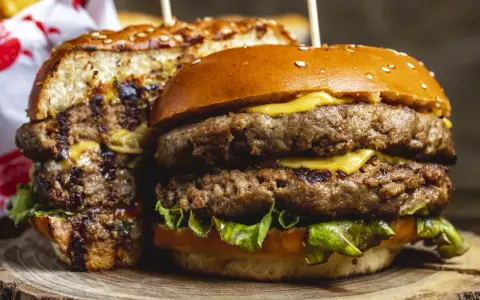 Domowy burger wołowy: Sekret soczystości i smaku. Zrób to sam!