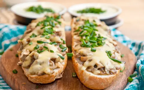 Zapiekanka: Ile ma kcal? Jak jeść ją fit i bez wyrzutów sumienia?