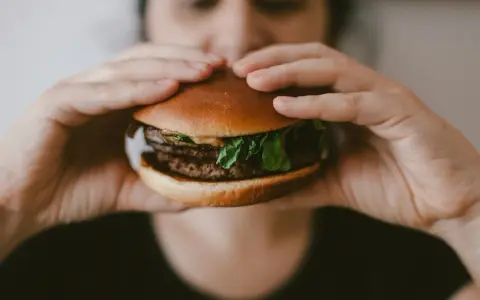 Kaloryczność wege burgera: Czy zawsze jest lżejszy? Sprawdź!