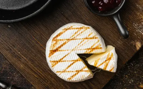 Grillowany ser pleśniowy: Sekrety idealnego smaku na ruszcie