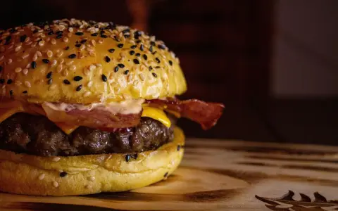 Jak przyprawić mięso na burgery? Przepisy i sekrety soczystości