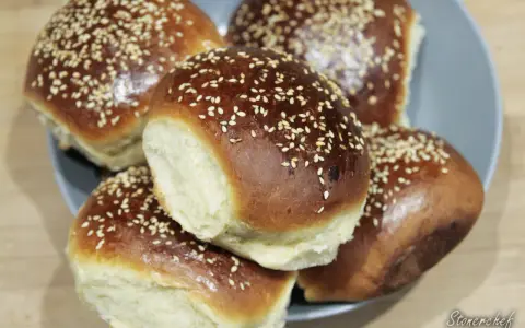 Idealne bułki do burgerów: przepis na puszyste brioche i ziemniaczane