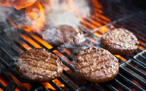 Idealny burger z grilla: Mięso, techniki, soczystość i smak