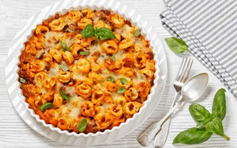 Zapiekanka z tortellini i kurczakiem: Sycący obiad bez wpadek