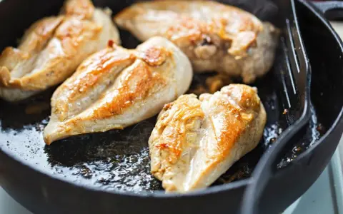 Koniec z suchym kurczakiem! Soczysta pierś z patelni krok po kroku