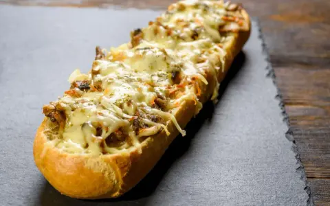 Zapiekanka z pieczarkami: Sekret chrupiącej bułki i smaku PRL