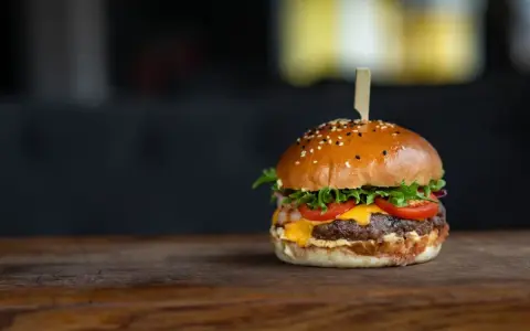 Kto wymyślił hamburgera? Niespodziewana historia