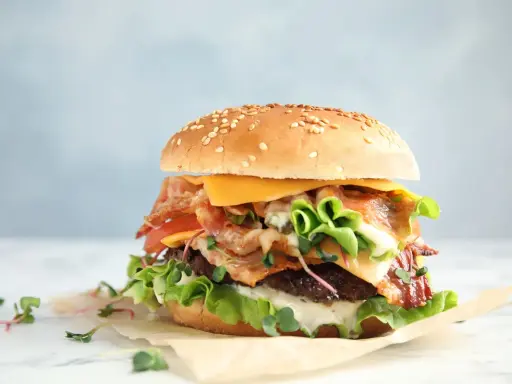 Ile kcal ma burger? Od 250 do 1000+! Sprawdź i wybierz mądrze.