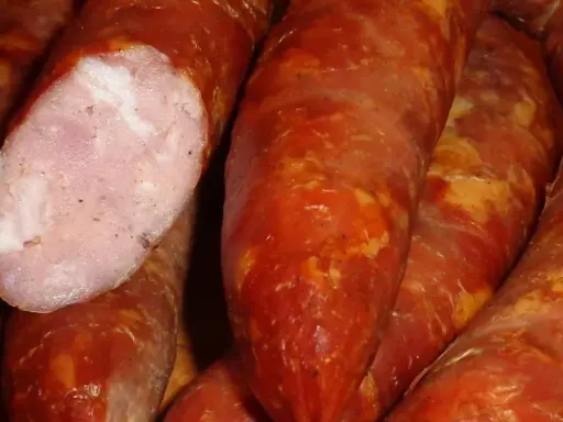 Kiełbasa swojska 10 kg: Sprawdzony przepis na domowy sukces!