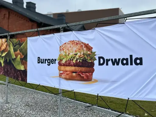 Reklama Burgera Drwala. Pyszny, wielowarstwowy burger z chrupiącym dodatkiem.