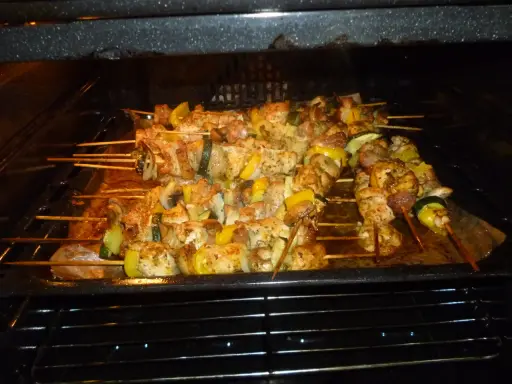 Szaszłyki w piekarniku: 200°C i soczystość gwarantowana!