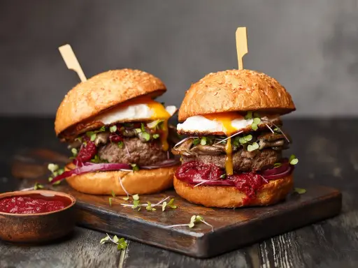 Jak usmażyć burgera na patelni? Poznaj sekret soczystości!