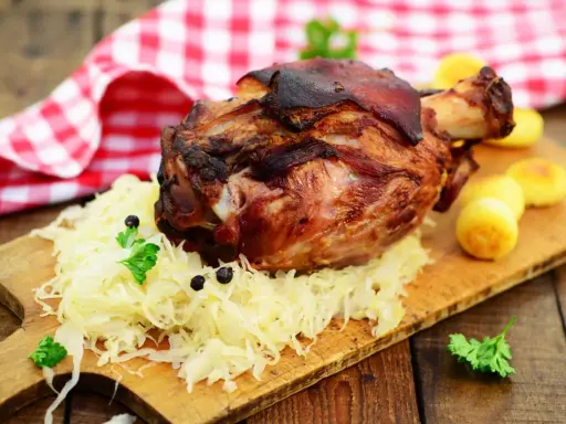 Jak zrobić golonkę w kapuście? Sekret kruchego mięsa i chrupkiej skórki