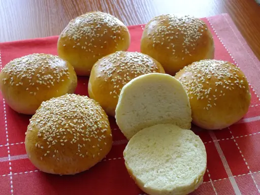 Jak podgrzać bułki do hamburgerów? Chrupiące i miękkie!