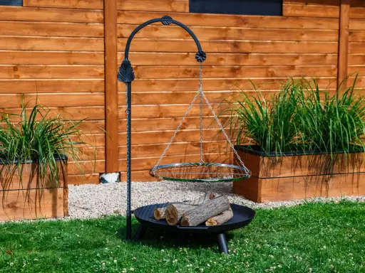 Grill wiszący na trójnogu: Smak ogniska w Twoim ogrodzie