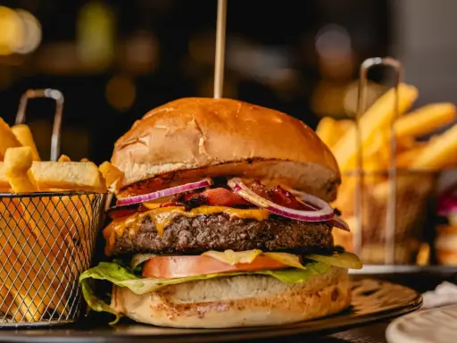Sekret idealnego burgera: Jak przyprawić mięso wołowe?