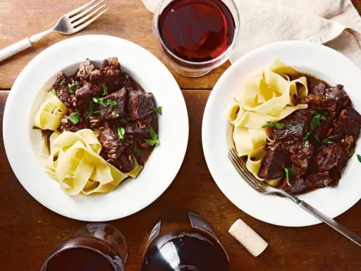 Wołowina po burgundzku: Jak zrobić perfekcyjne Boeuf Bourguignon?