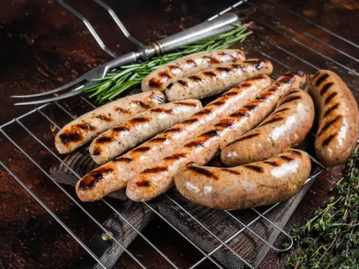 Biała kiełbasa na grillu: Surowa czy parzona? Wybierz idealną!