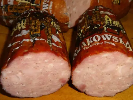 Jak upiec kiełbasę krakowską? Soczysta i chrupiąca z piekarnika