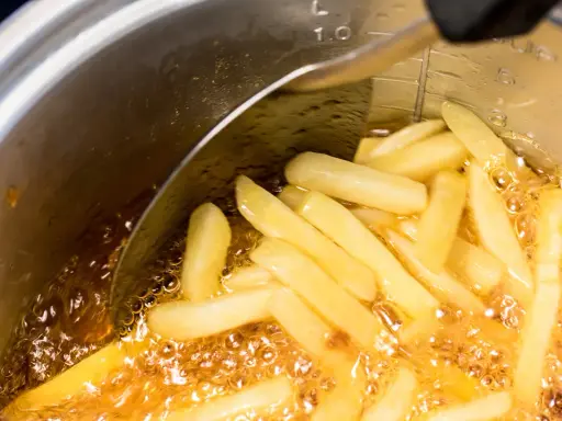 Jak usmażyć chrupiące mrożone frytki na patelni? Bez błędów!